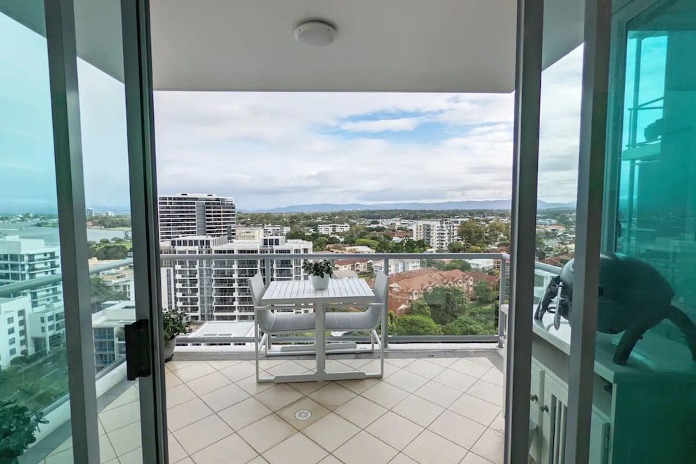 Beautiful 1 Bedroom Gold Coast Retreat With Free Parking