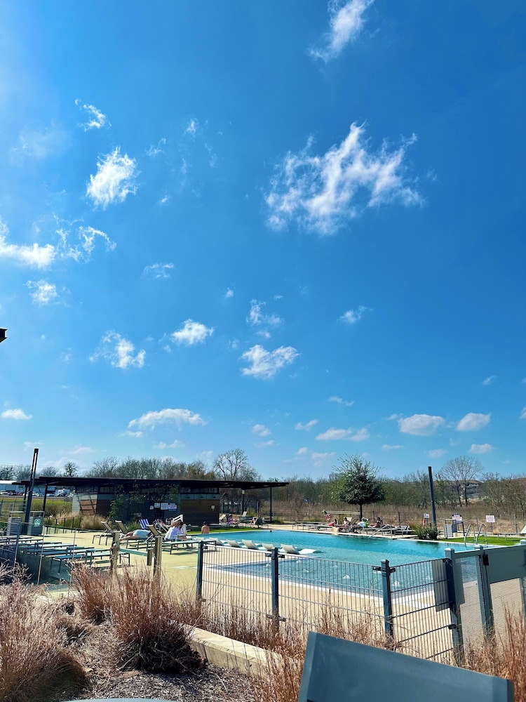 Luxury 2S Condo Hot Tub Gym Pool Airport