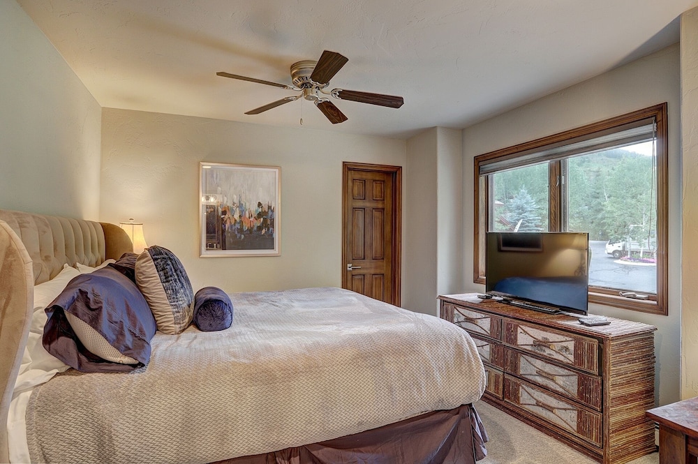 Luxury Arrowhead - Walk To Lifts! Private Entrance 4 Bedroom Home view 5