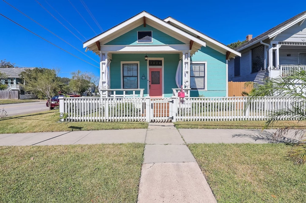 Vibrant Bungalow 2 Minutes to the Beach