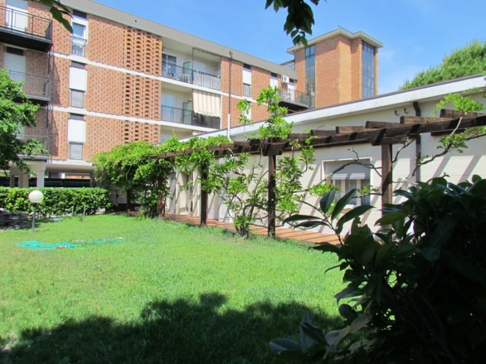 Elegant Villa in a Quiet Area With Garden view 4