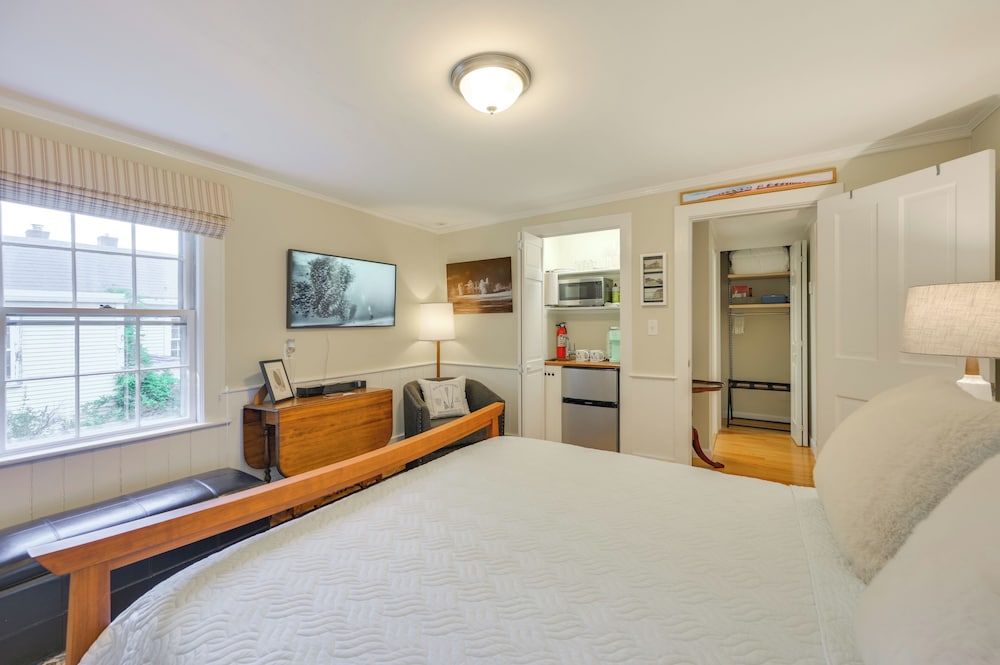 < 1 Mi to Dtwn Salem: Apt w/ Shared Patio & Yard!