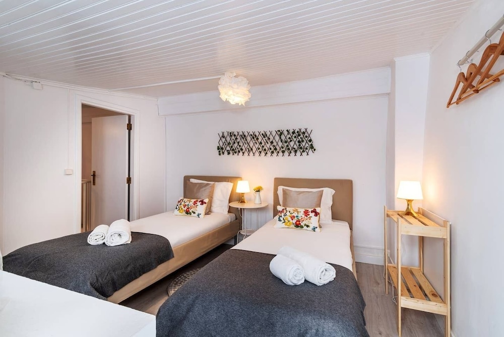 Urban &Trendy Duplex close to Lx Factory view 5
