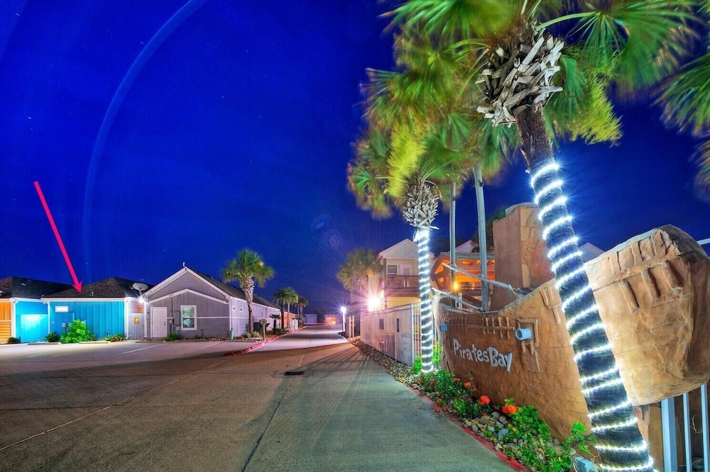 Coastal Vibe by Avantstay Sunset at the Pool and Playscape