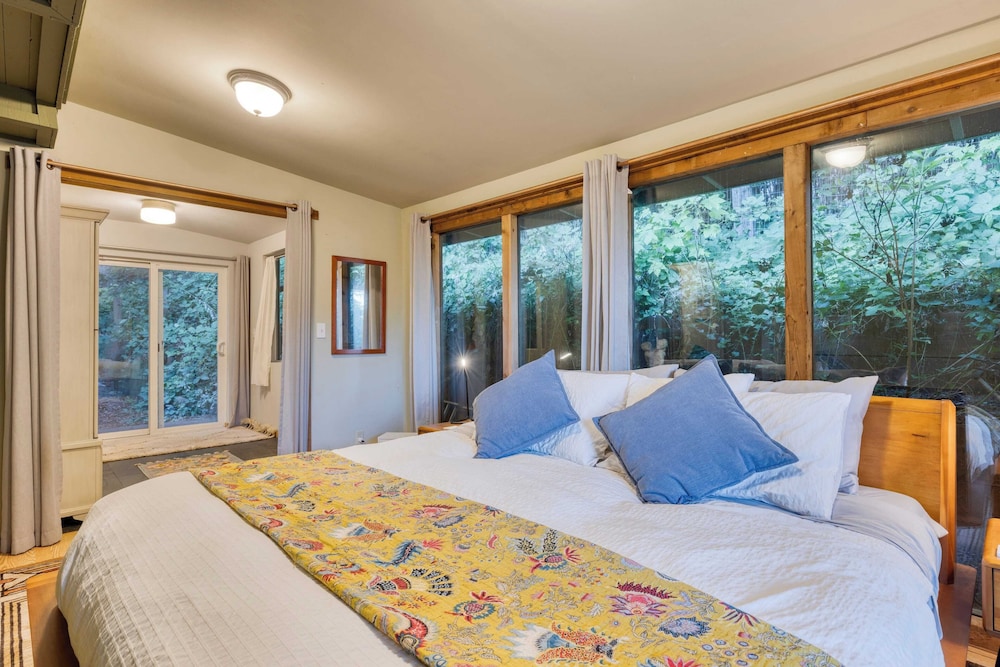 Coastal Escape w/ Balcony, Firebowl & Ocean Views Near Manzanita Sunset House by Avantstay
