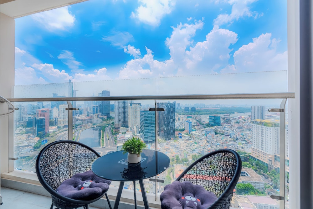 Brilliant view Millennium Pool & Netflix