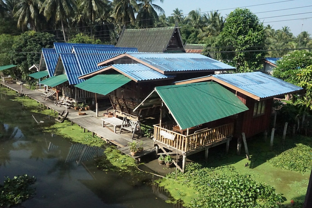 Baan Suanaomsuk