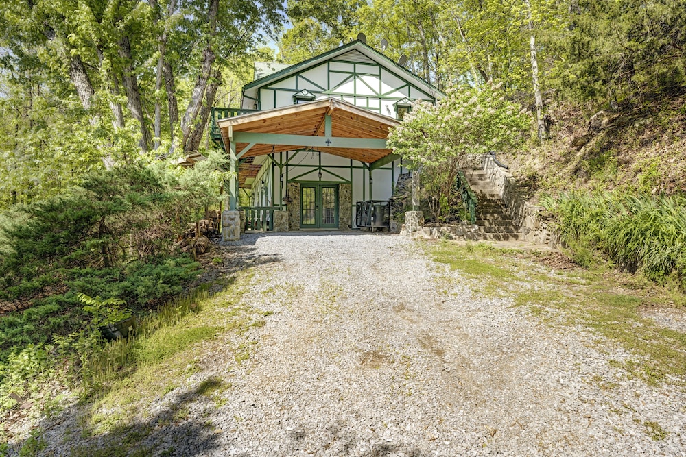 Hatcher's Haven 4 Bedroom Cabin by RedAwning view 3