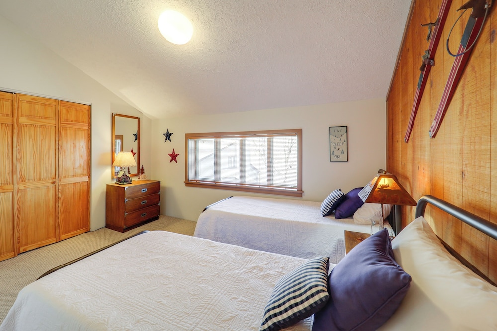 Walk to Ski Slopes: Sugar Mountain Unit w/ Balcony