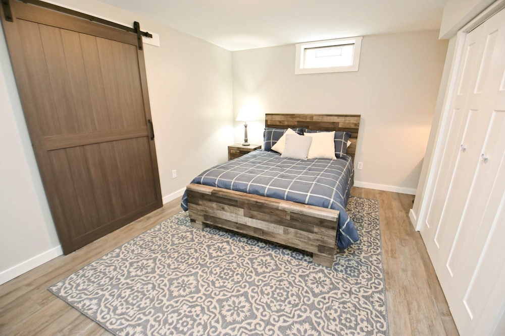 Modern 5 Bedroom Home Sleeps up to 12 15 min Walk to ND 2329