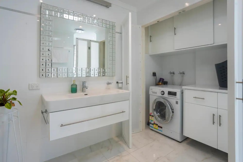 Beautiful 3BR Beachside Apt in Cottesloe!