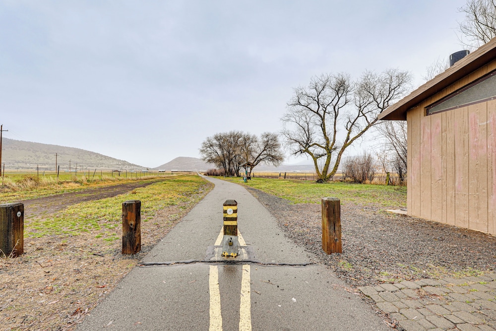 Walking Trail On-site: Tranquil Klamath Falls Apt!