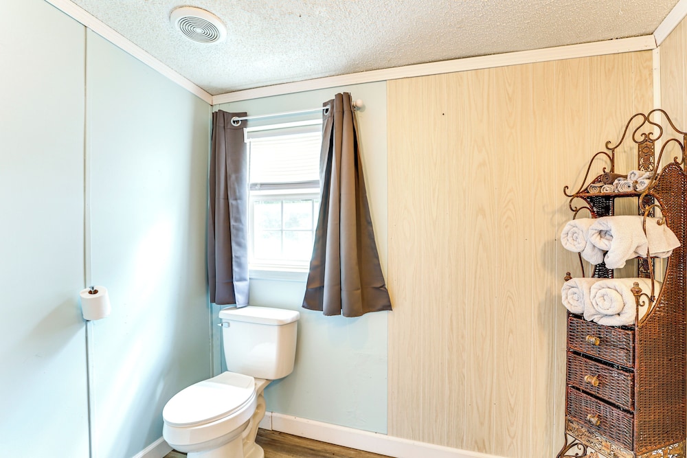 3 Mi to Dtwn: Pet-friendly Farm Retreat in Paris!