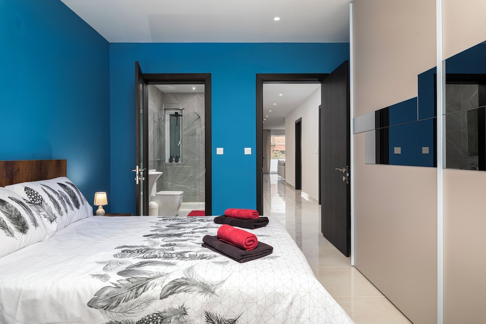 Modern Stylish 3 BR APT with Balcony