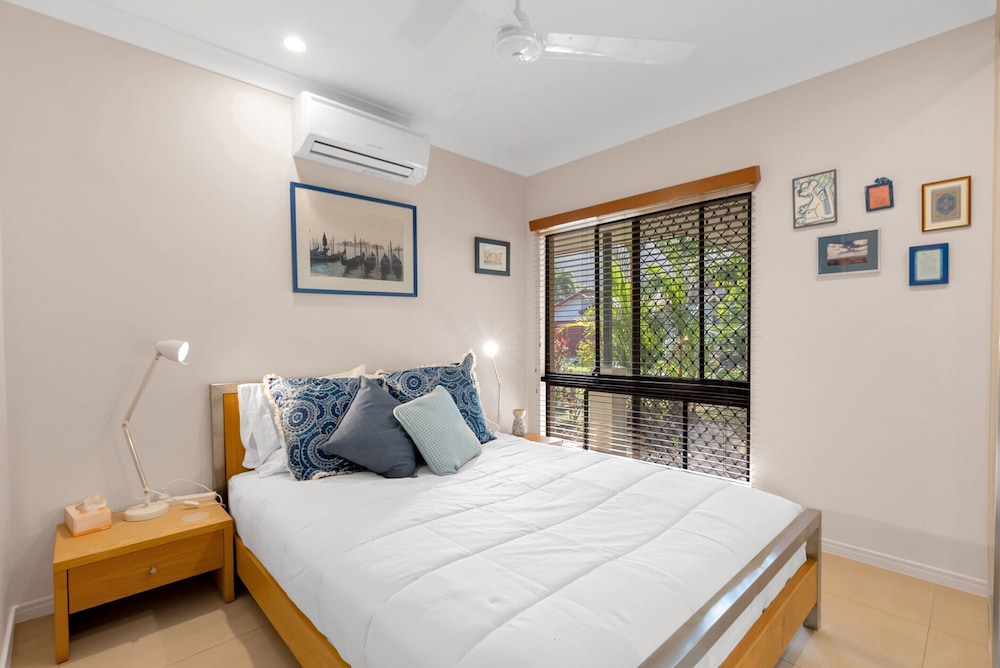 3-bed Family Home With Pool & BBQ by the Beach