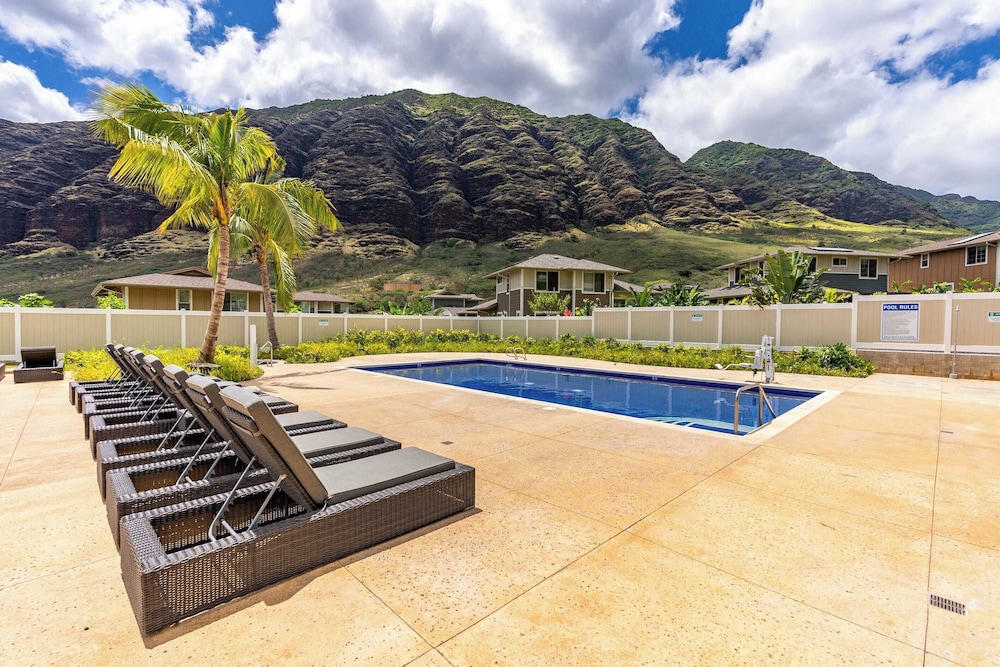 Sleeps 16, 2 Homes Ocean Views, Shared Pool + Gym, Near the Beach Avantstay