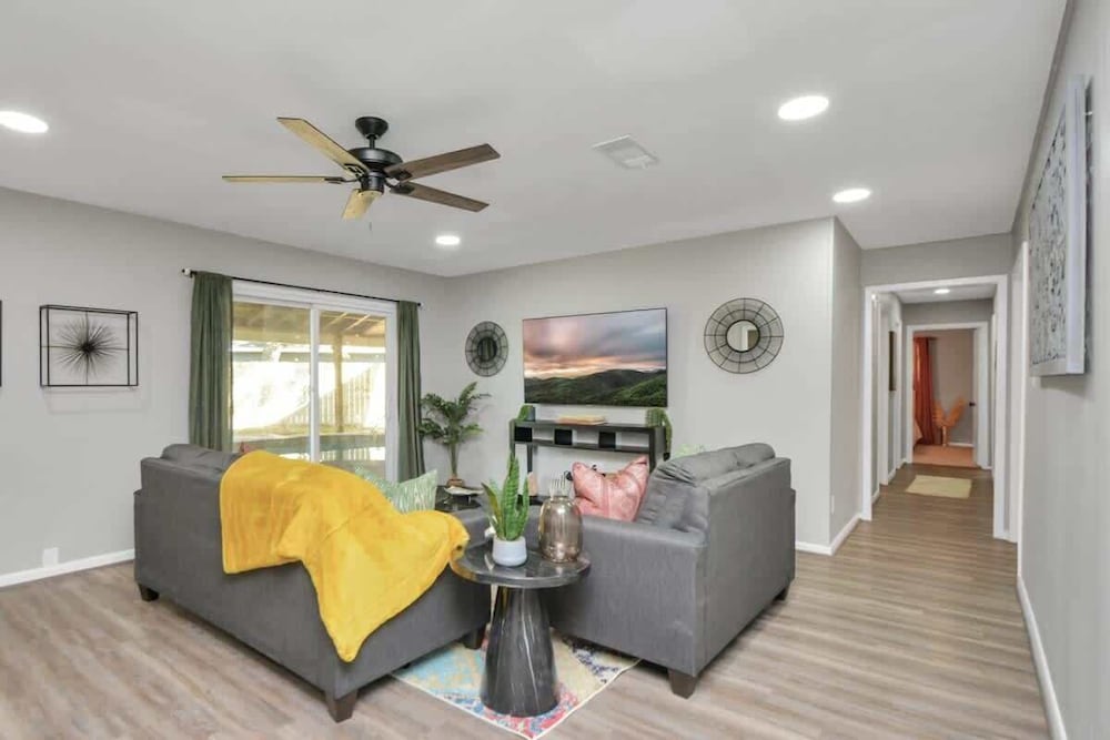 4 BR Luxury Home in Friendswood