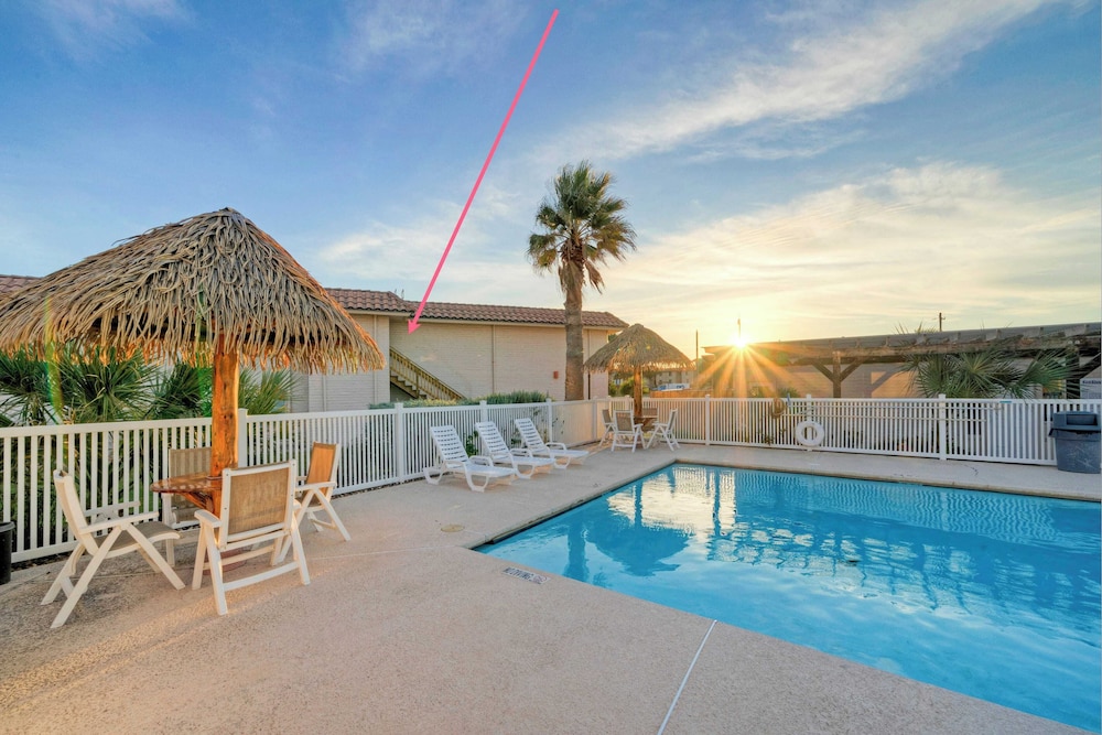 Pour Me a Vacation Mins to Beach, Community Pool+tennis Court, Private Balcony