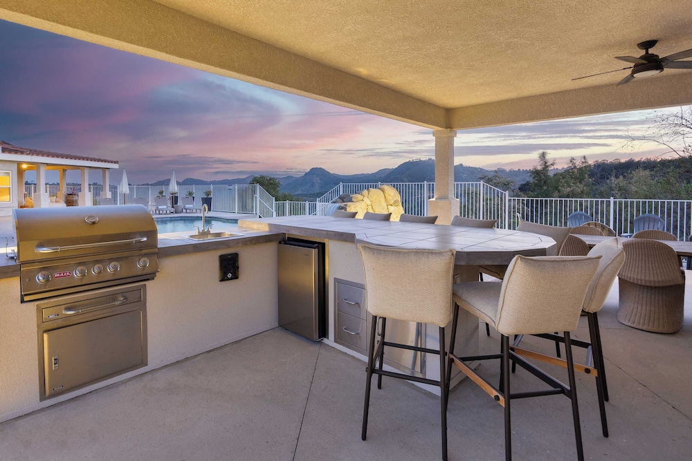 Pool, Views, Hot Tub, Fire Pit & Arcade Vista Clara by Avantstay