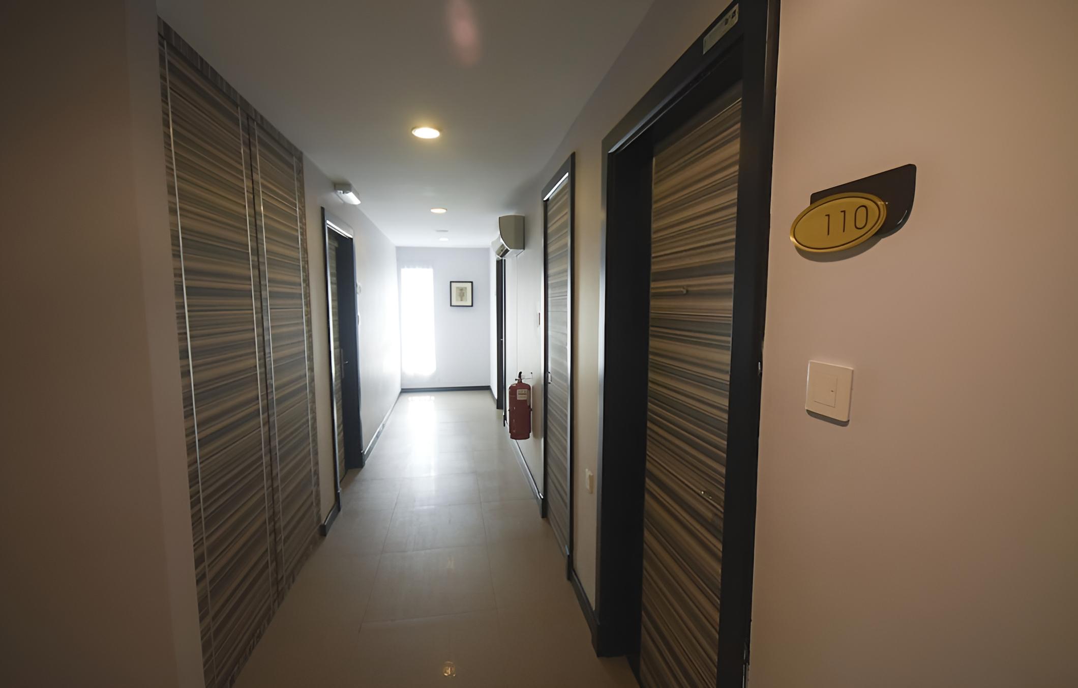 Super OYO 985 Hotel Nur