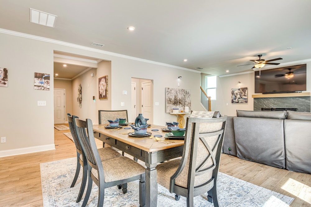 11 Mi to Dtwn: Luxe Atlanta Retreat w/ Deck & Yard