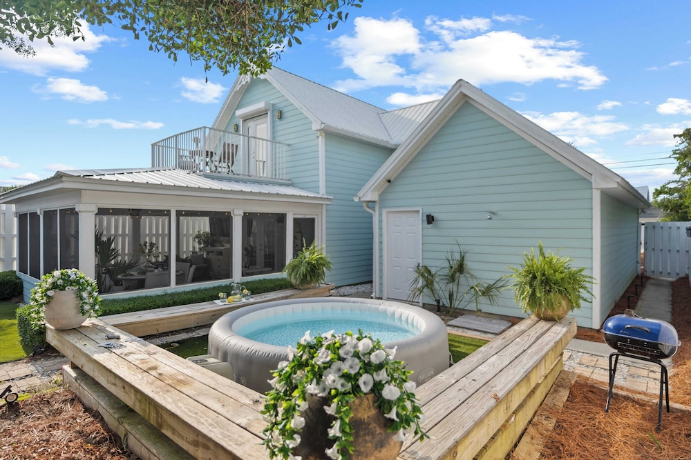 Newly Renovated! 2-min Walk to the Beach The Coastal Cottage by Avantstay