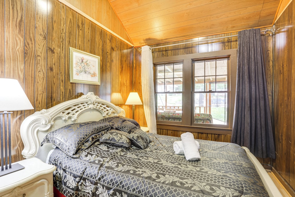 Communal Pool & Playground: Mongaup Valley Cabin!