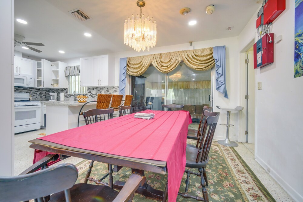 < 3 Mi to Hard Rock Stadium: Miami Home w/ Sunroom