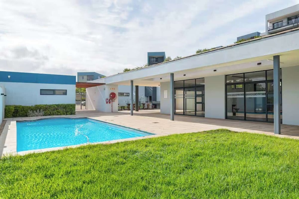 Modern 2 Bed Century City Apartment, Pool + Braai