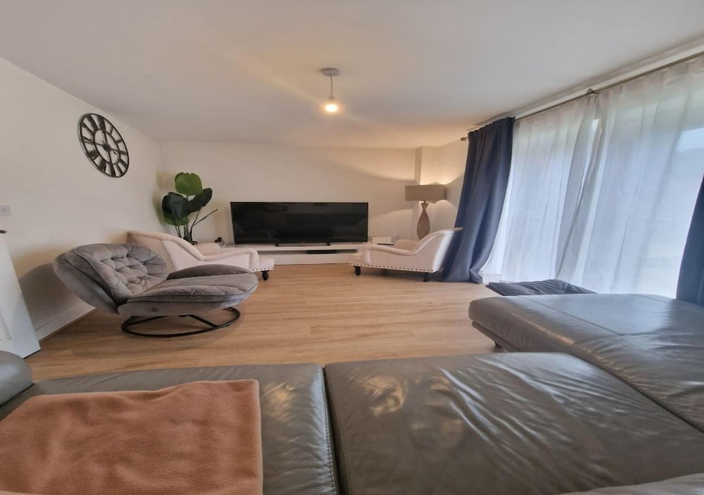 3bedroom Near Nec & Airport W/parking and Garden