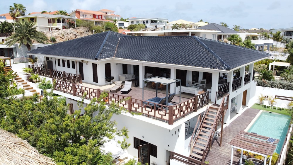 Beautiful Villa With Pool Near the Beach for Groups