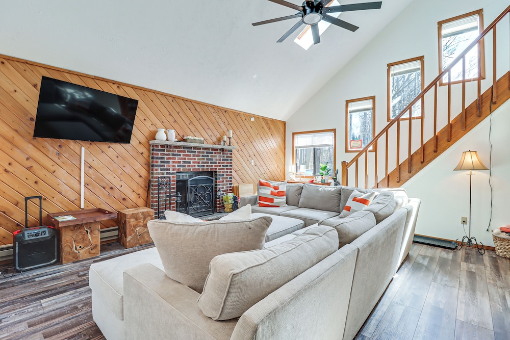 3 Mi to Tobyhanna State Park: Home w/ Serene Deck!