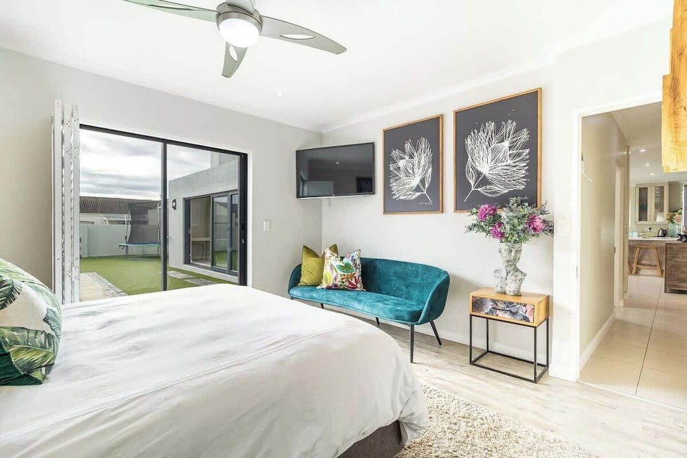 Spacious Sunningdale Retreat With Poolside Charm
