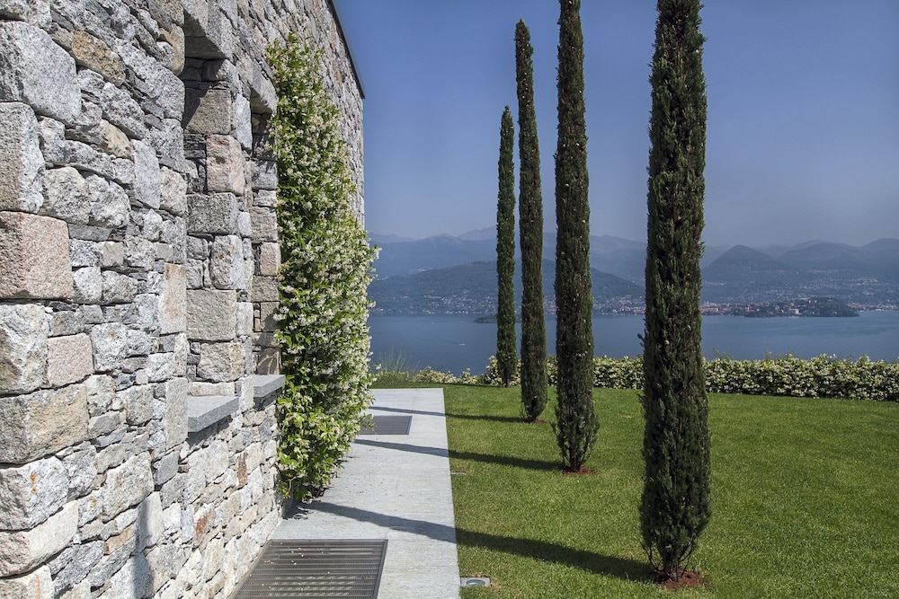 Modern Oasis Overlooking Lake Maggiore