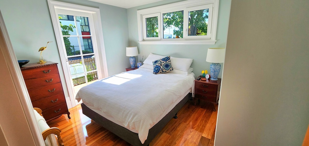 Rewa House ~ city home, 3 bedrooms, walk to CBD view 2