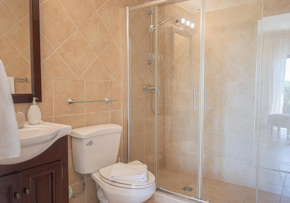 2BR 3BA GYM Pools 24 7 Security Restaurant