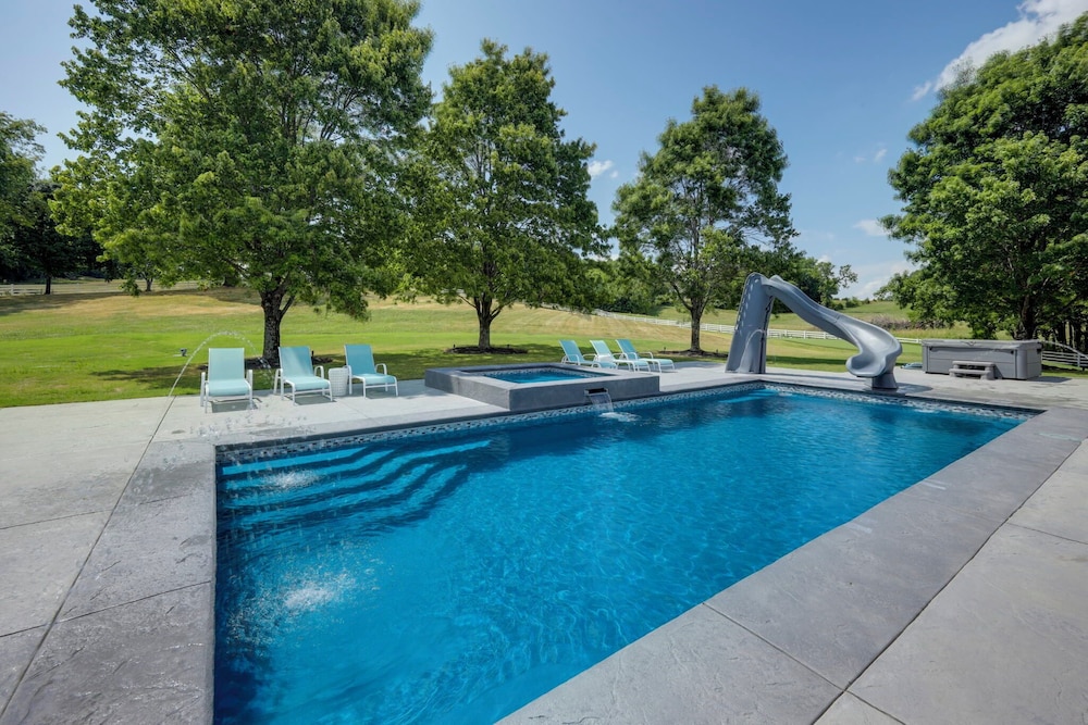 Majestic Manor-private Hundred Acre Yard-pool/spa