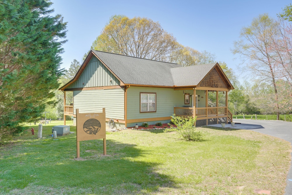 3 Mi to Hiawassee: 'berry Cute Country Cottage'