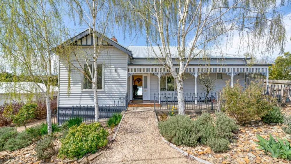 Hotel Balconies Lakeside - Image 1