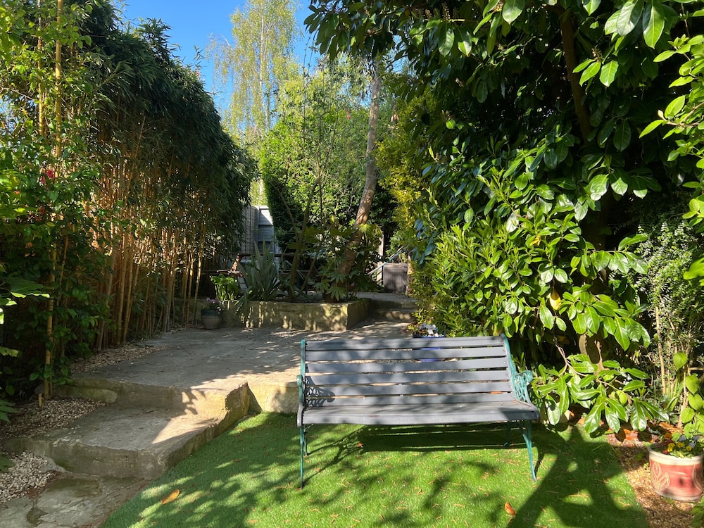 Housesleeps7-parking-garden-fireplace-beachnearby