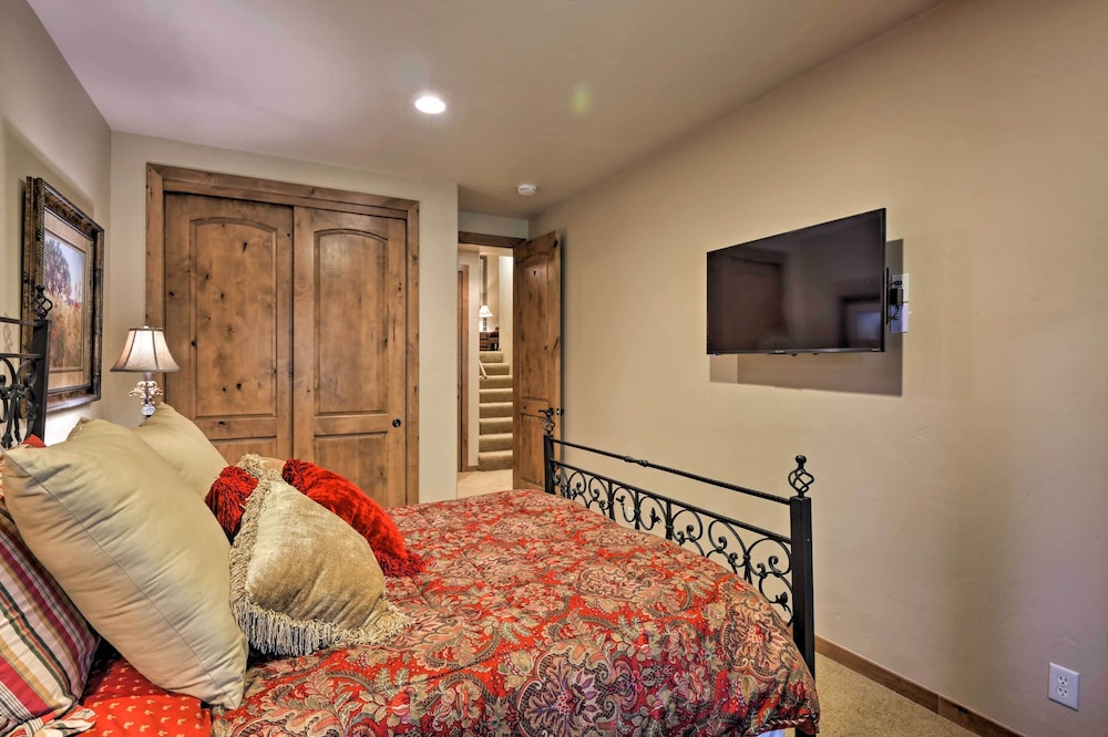 Luxury Lodge on Blue River & Breck Shuttle Route! view 4