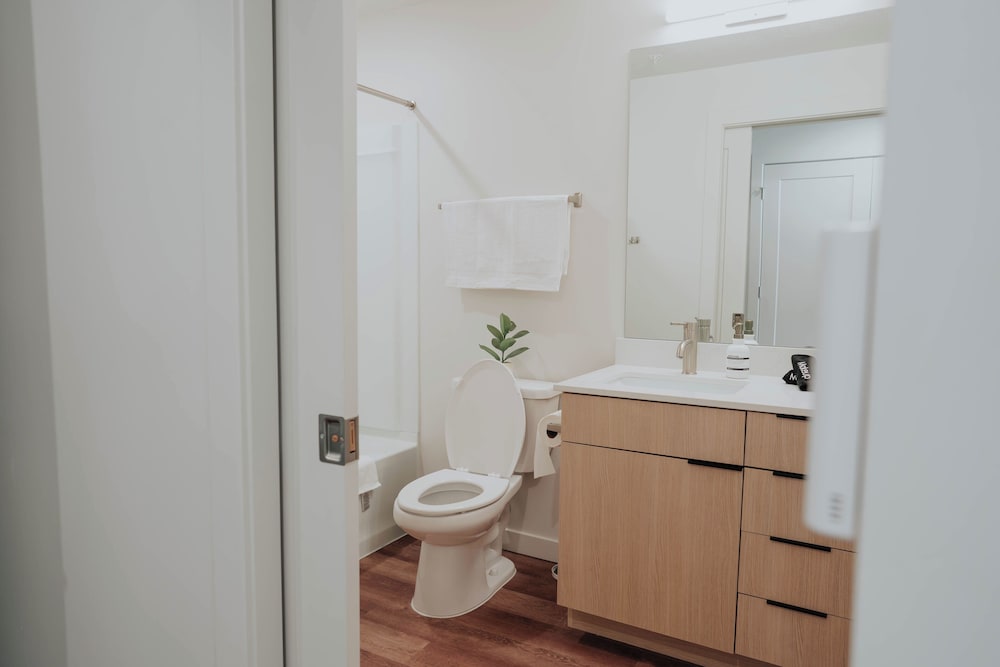 NEW Central SLC Apt l Citview l CLose to Skiing