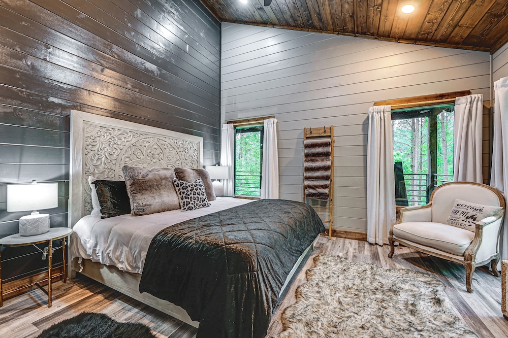 Luxe Broken Bow Vacation Rental: Hot Tub & Pets OK