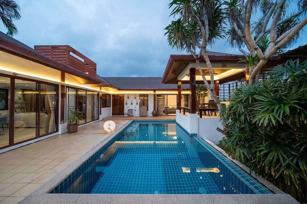 Spacious Private 4 BR Villa With a Working Office