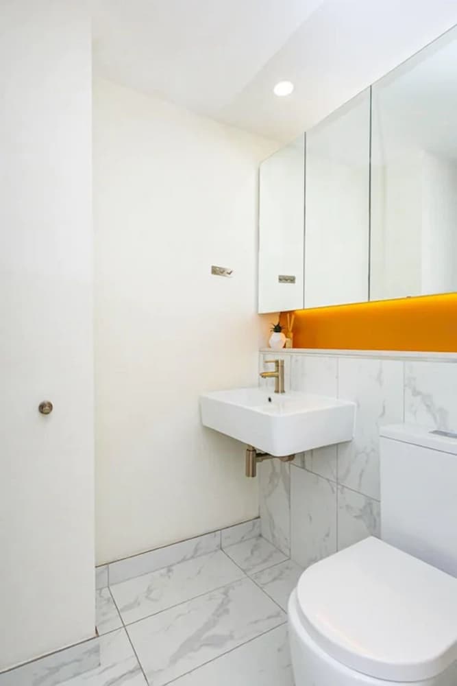 Unwind Bond Quarter Apartment 106