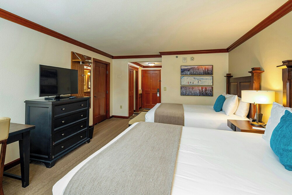 2BR Condo w/ Pool Access, Hot Tub, & ski In/out