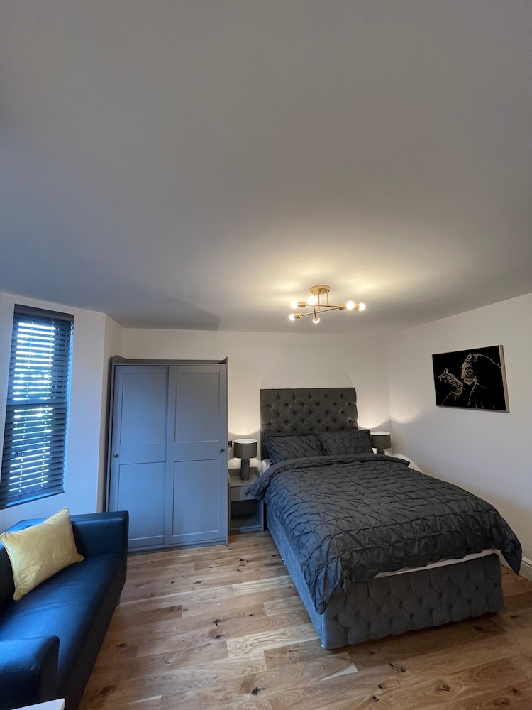Cozy London Apartment , 2 Minutes to Tube!