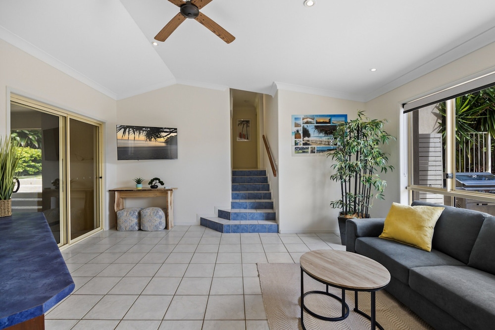 Spacious 4-bed Family Retreat With Pool