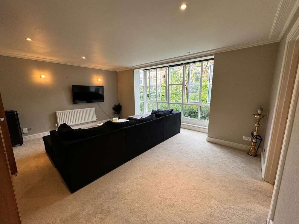 Luxury Apartment In London - Pool Spa & Gym
