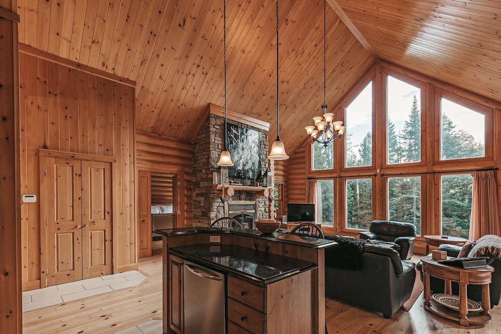 Harfang 51 - Stunning log Cottage With Private hot tub Pool and Scandinavian dry Barrel Sauna